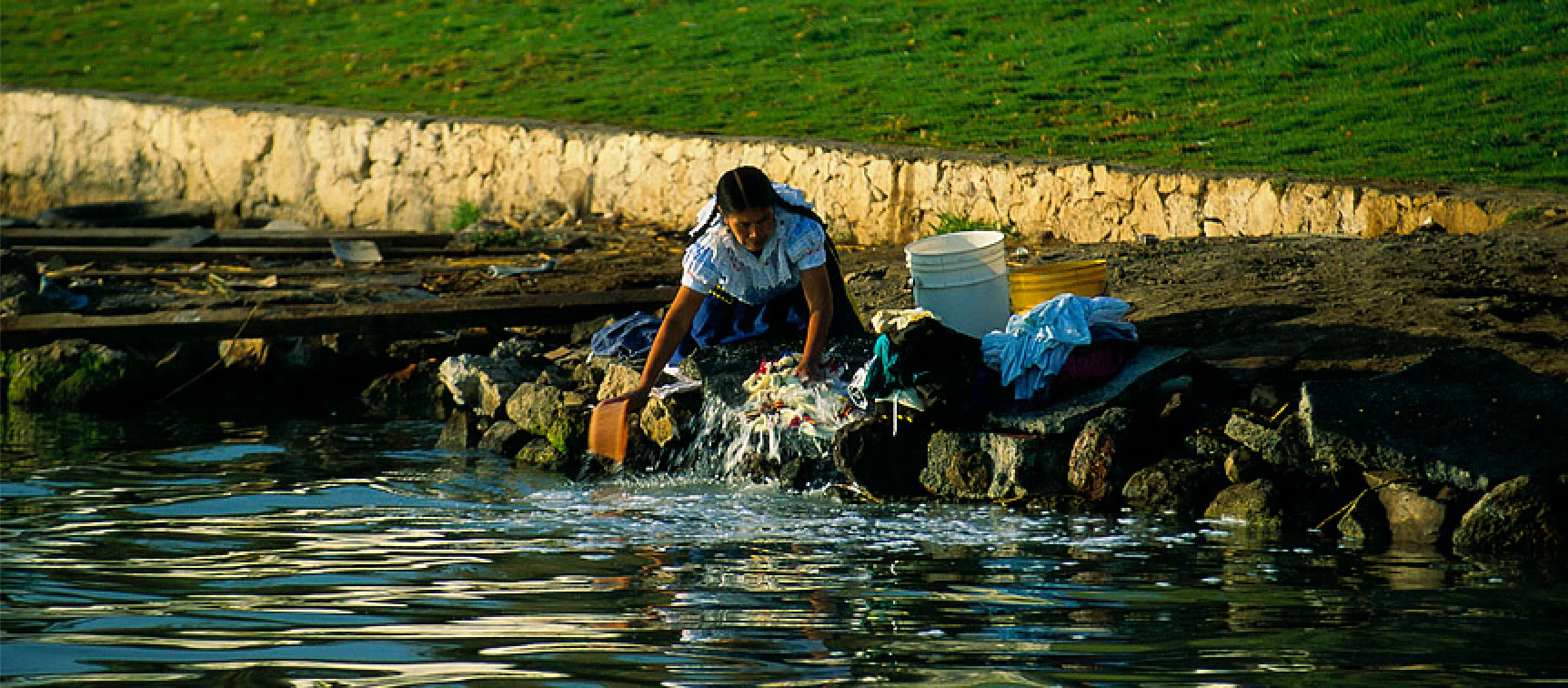 Woman washing clothes in Mexico. © Curt Carnemark/World Bank