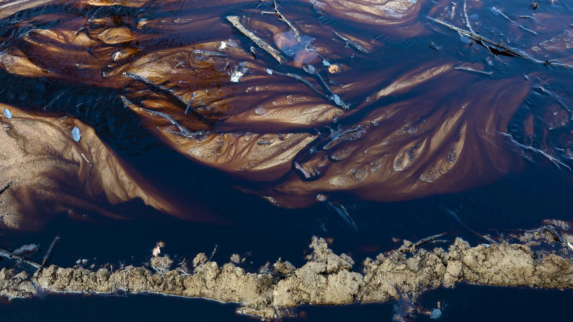 On October 29, 2019, a close-up of water leeching out of the trash at the Vinča Landfill in Belgrade, Serbia. Photo © Dominic Chavez/International Finance Corporation
