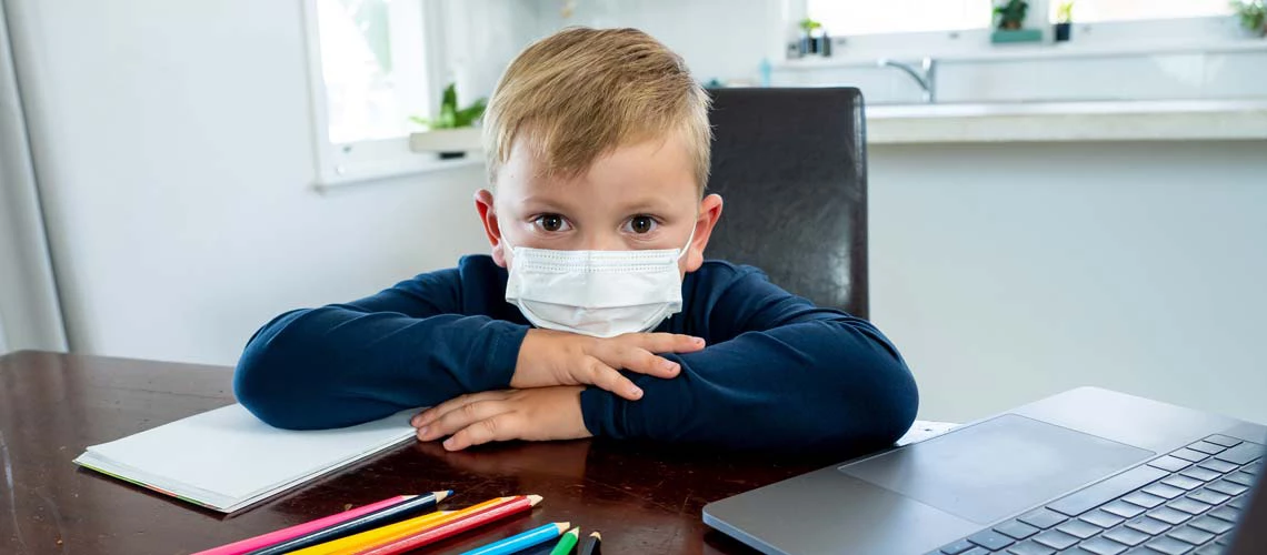 © Un niño tomando clases en línea. Shutterstock