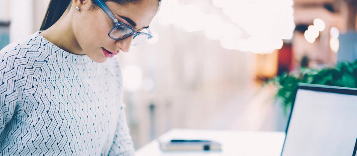  Jeune femme utilisant ses compétences numériques pour travailler sur une tablette.