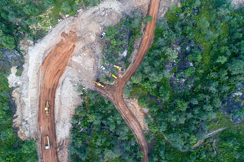 Vista aérea de una construcción en una mina de gran tamaño. © Bannafarsai/Shutterstock.
