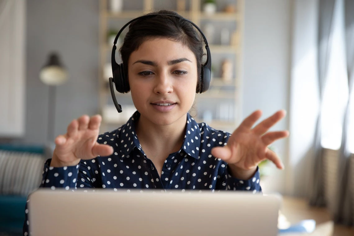 Women in front of a laptop