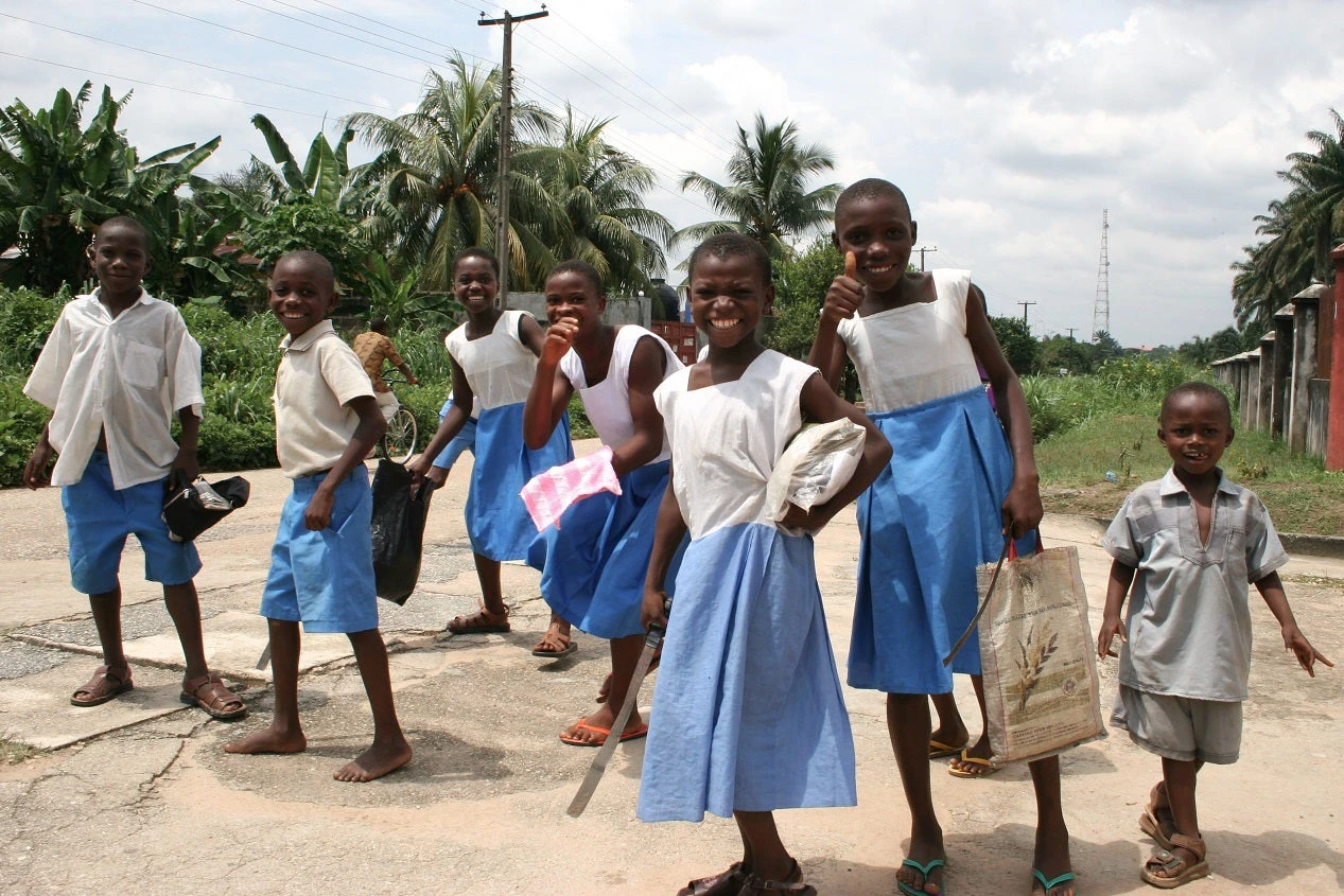 Nigéria : des écoliers rieurs quittent l?école pour aller travailler dans les champs. Photo : © Lorimer Images/Shutterstock