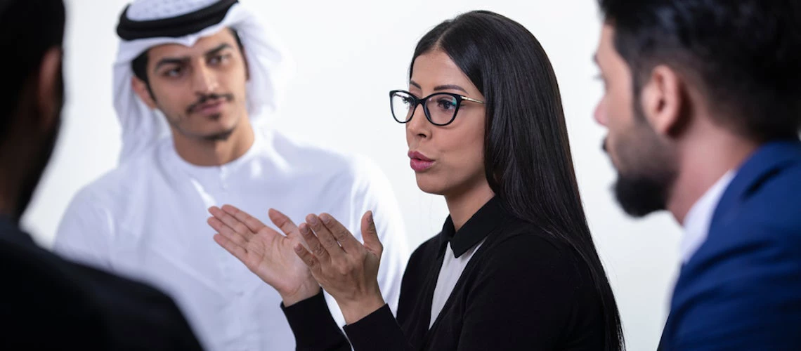 Femme arabe parlant à un groupe. Black Kings / Shutterstock.com 