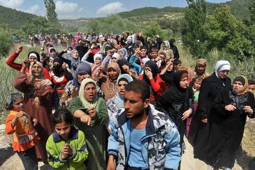 Des réfugiés syriens manifestent à la frontière turque  Shutterstock l Thomas Koch