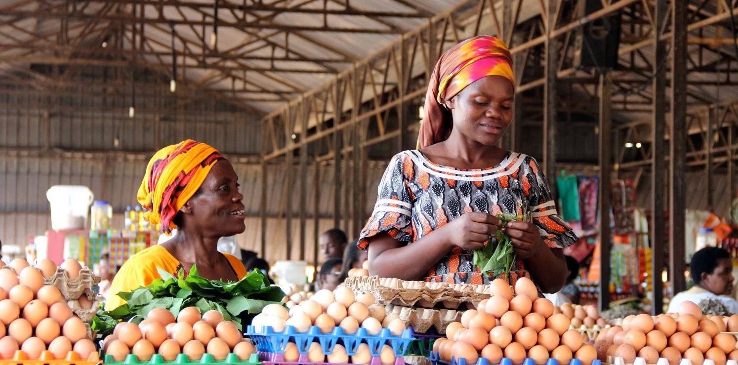 卢旺达妇女正在向来到首都基加利农贸市场Kimironko市场的购物者售卖鸡蛋。图片：© Sarine Arslanian/shutterstock