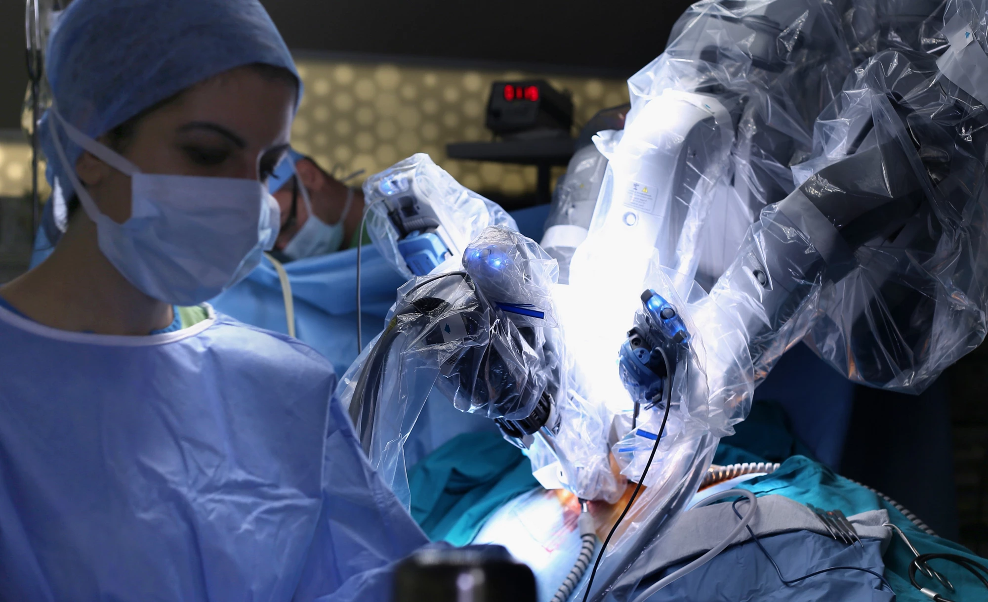 Un robot contrôlé par un chirurgien lors d'une intervention de chirurgie mini-invasive. Photo?: © Master Video/Shutterstock 