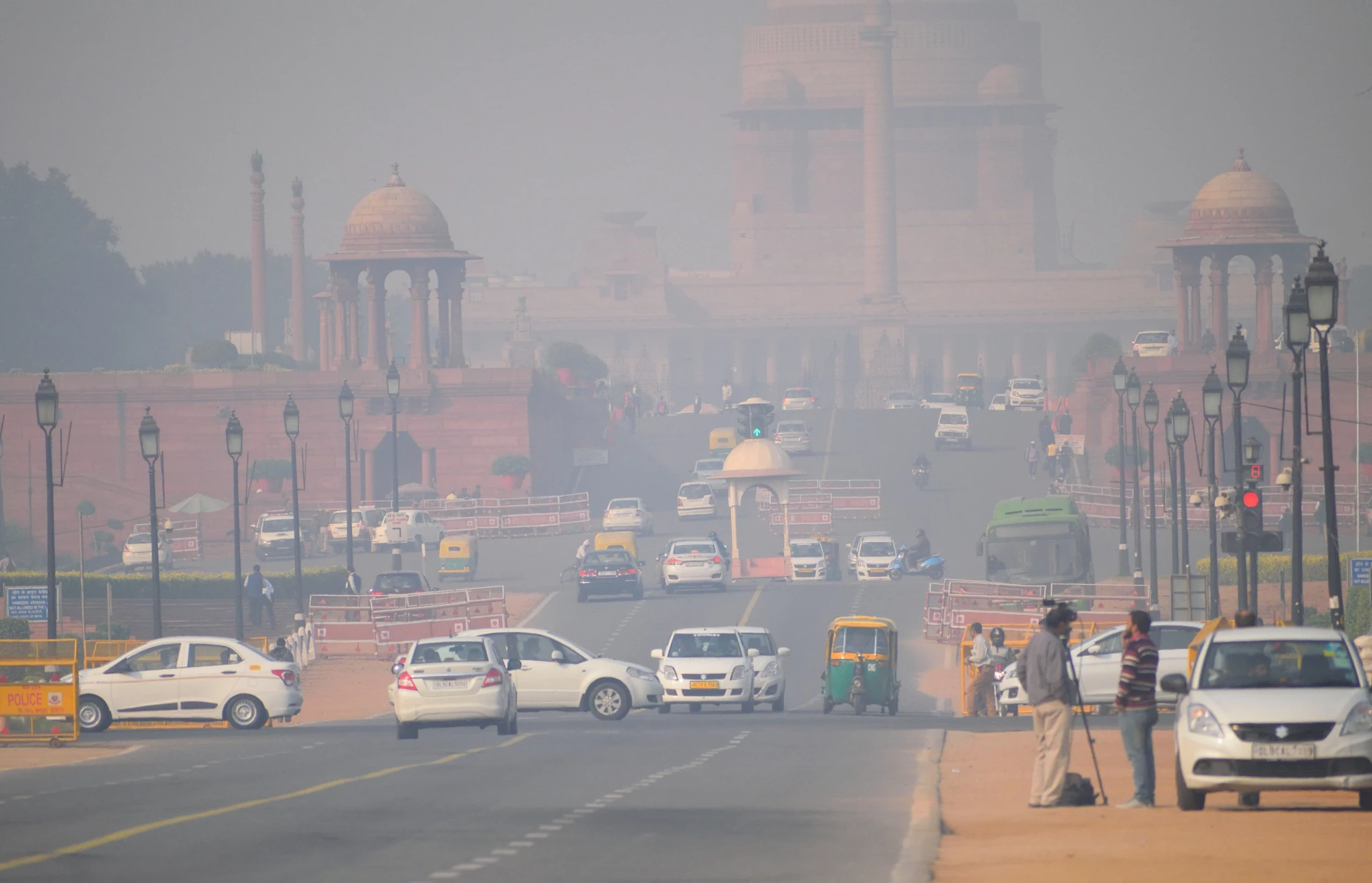 Vehicles moving amidst heavy smog in Delhi, India. Photo: Saurav022 / Shutterstock.com
