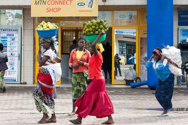 Small-scale traders in Rwanda. Photo - Simone D. McCourtie / World Bank.