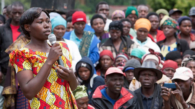 Une femme du district de Nyabithu, au Rwanda, interpelle Sri Mulyani Indrawati, directrice générale et directrice des opérations à la Banque mondiale. Photo © Simone D. McCourtie / Banque mondiale.