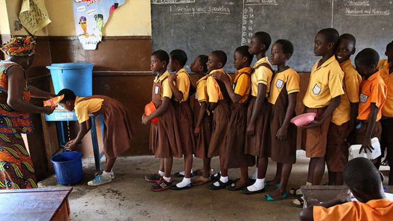 Des écoliers font la queue pour se laver les mains avant de déjeuner à l'école primaire de Kanda à Accra, au Ghana. © Dominic Chavez/Banque mondiale