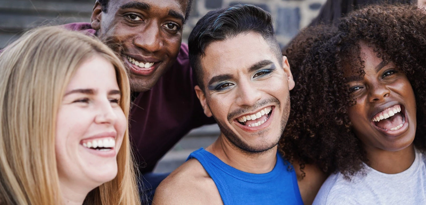 Un grupo de cuatro amigos sonriendo 