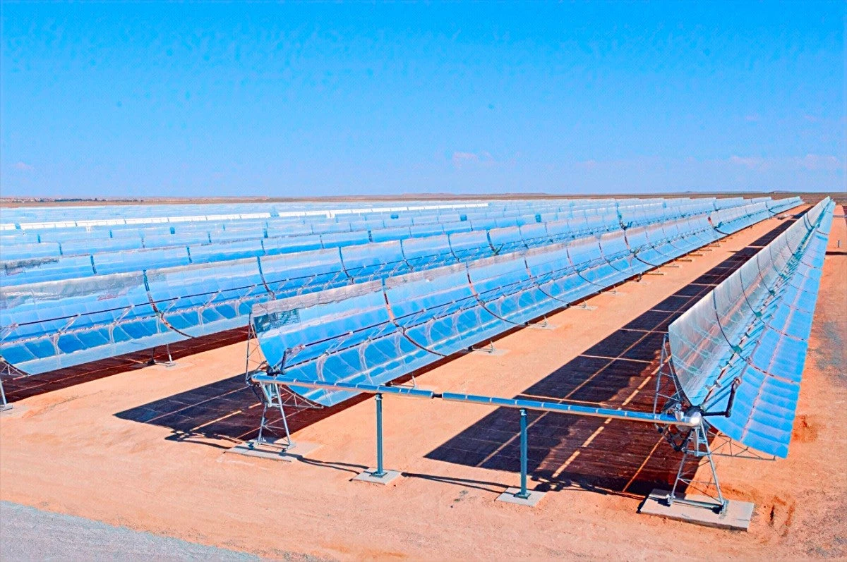 Rows of solar panels. Ain Beni Mathar Integrated Combined Cycle Thermo-Solar Power Plant. Photo: Dana Smillie / World Bank