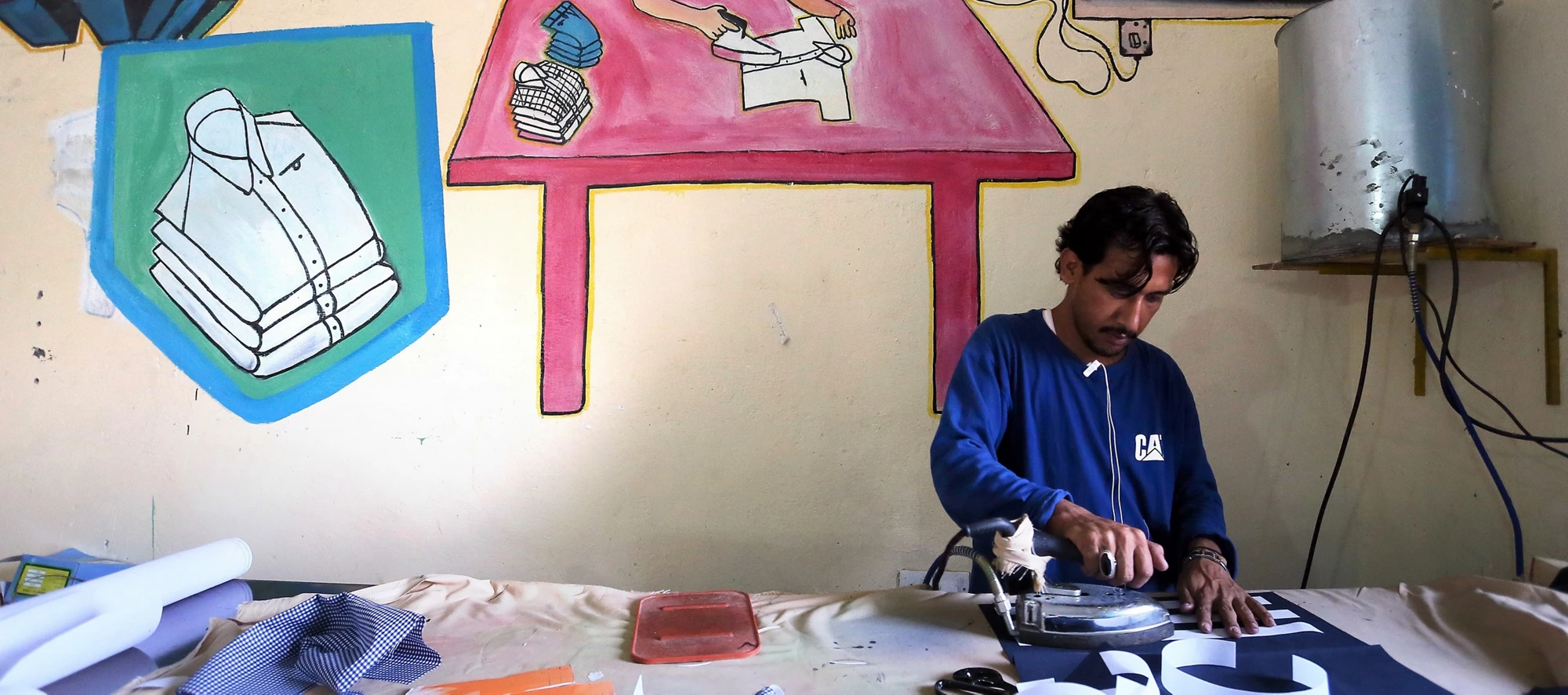 Tayo Uniforms est une entreprise de confection détenue et gérée par des femmes à Hargeisa, en Somalie, et qui vend des uniformes à des écoles et des sociétés.