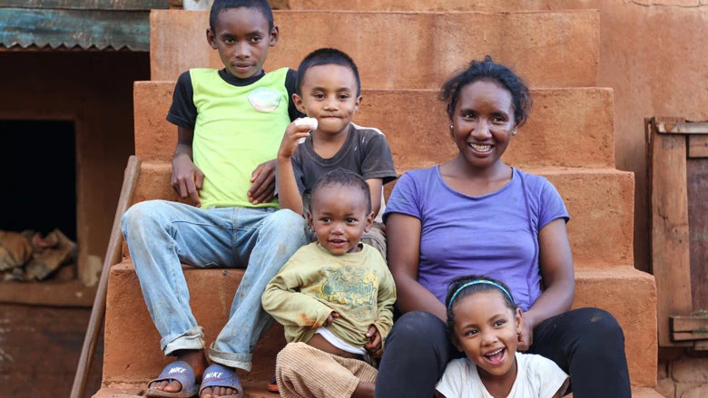 Chantal est une bénéficiaire du programme de filet de sécurité sociale financé par l'IDA à Madagascar. L'argent l'aide à acheter de la nourriture et à investir dans des cultures et des petits animaux pour obtenir un revenu supplémentaire. Photo : Sarah Farhat/Banque mondiale