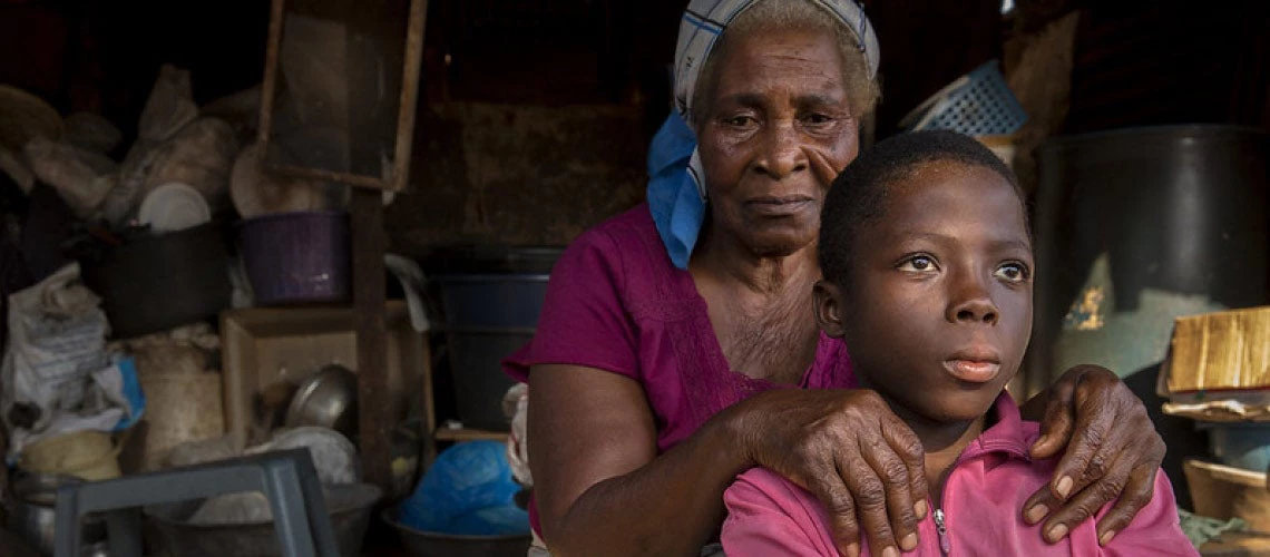 Ester Awo Bartey et son petit-fils sont tous deux bénéficiaires du programme Revenu de subsistance contre la pauvreté (LEAP) au Ghana. Photo : Dominic Chavez / Banque mondiale