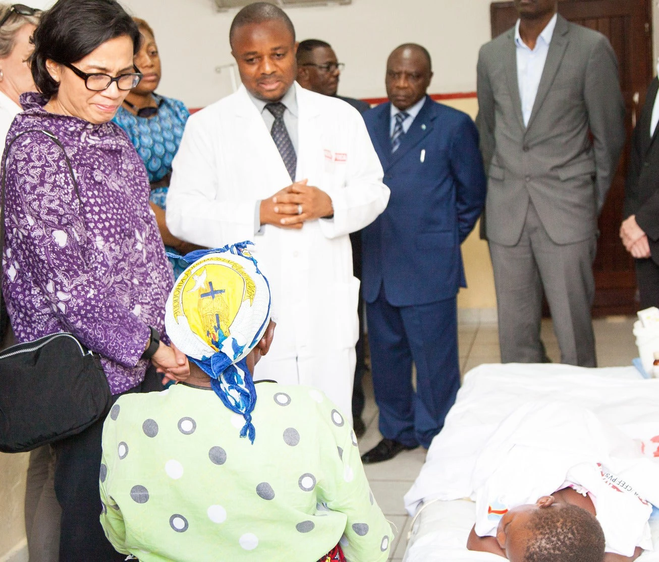 Sri Mulyani Indrawati habla con la abuela de un paciente en el hospital HEAL Africa. Cerise Stoltenberg / HEAL Africa