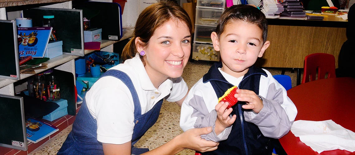 Teacher and student in classroom—Mexico. | © shutterstock.com