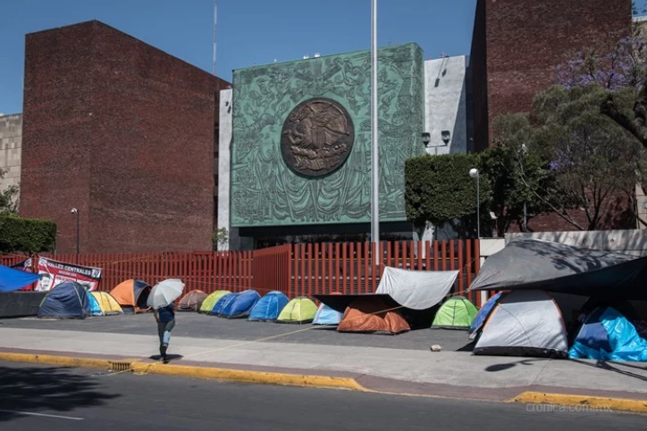 Miembros del sindicato de docentes (CNTE) asedian el congreso mexicano para presionar a los legisladores para que excluyan las evaluaciones de los procesos de entrada y promoción de docents