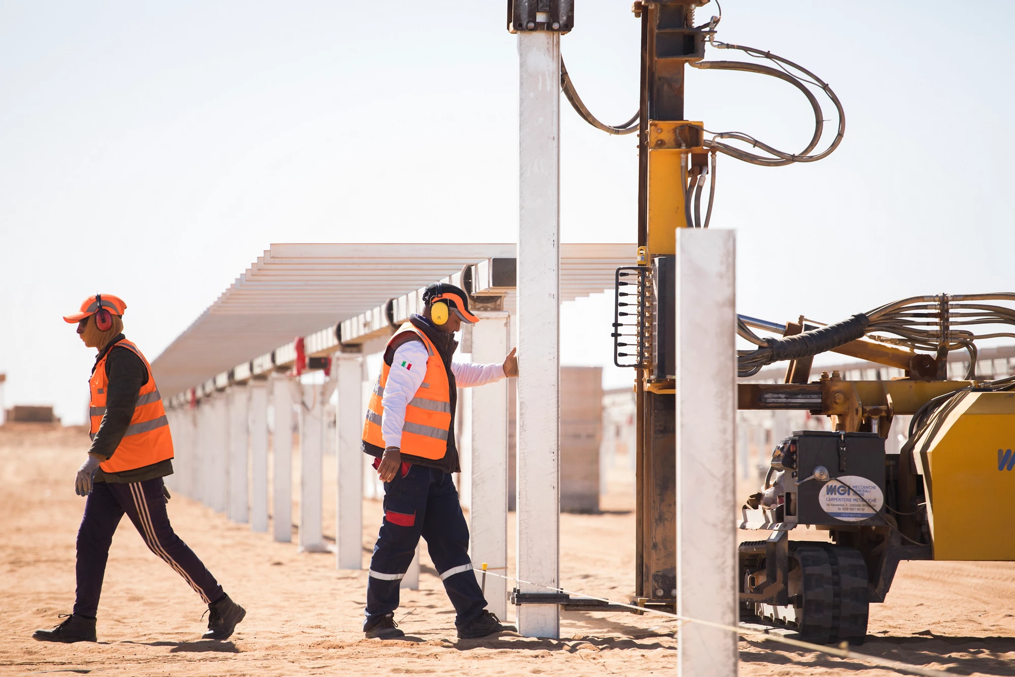 Teatek workers using a ramming machine as they install the metal posts, in the Benban Solar Park in Benban, Egypt on December 11, 2018. Photo © Dominic Chavez/International Finance Corporation
