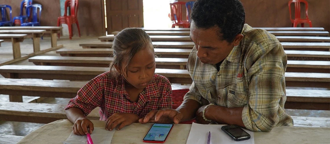 Siswa SD bersama perwakilan masyarakat menggunakan Aplikasi Tes Cepat di Ketapang, Kalimantan Barat. Kredit Foto: Abdurrahman