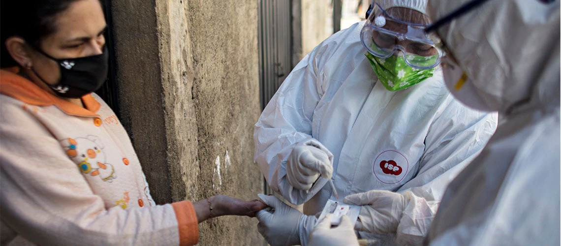 Personal médico realiza pruebas de COVID-19 en un barrio del centro de la ciudad de La Paz, Bolivia