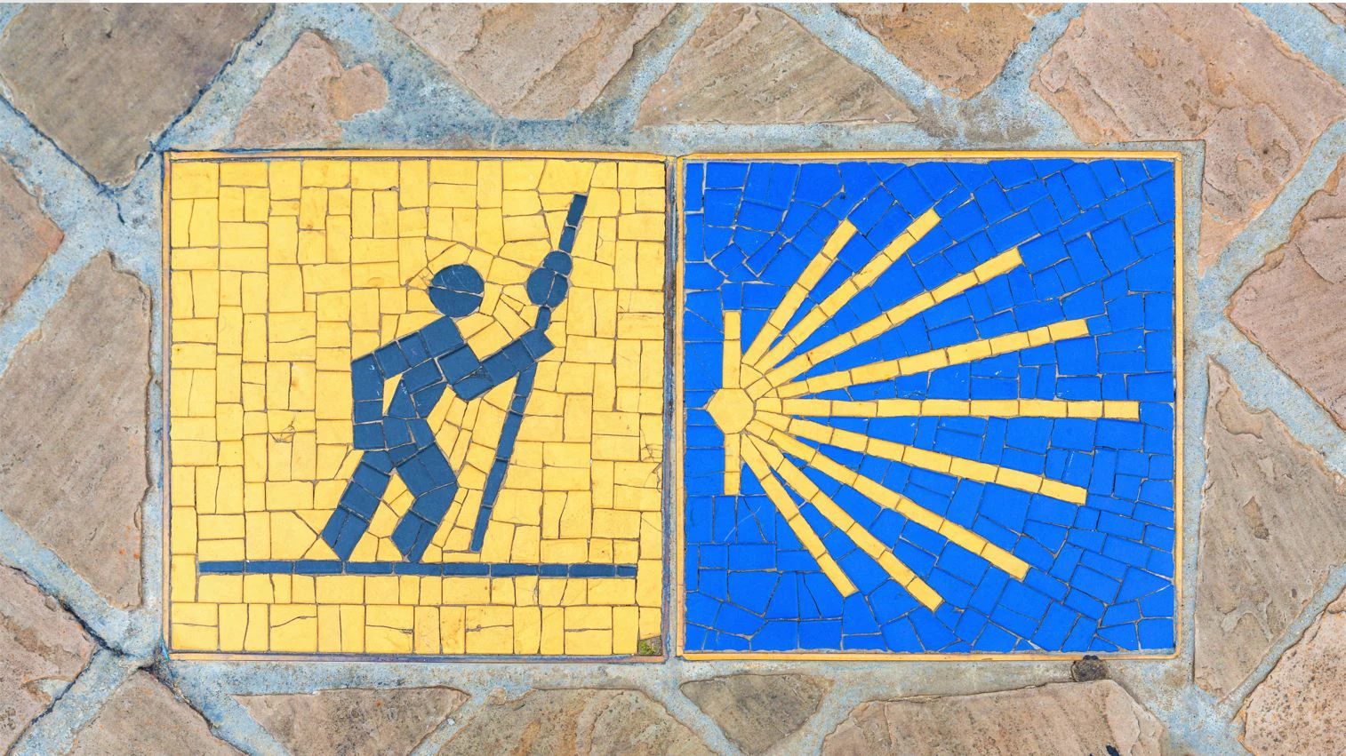 Cartel de peregrinación del Camino de Santiago en Chartres, Francia. Foto: © Thomas Dutour / Shutterstock