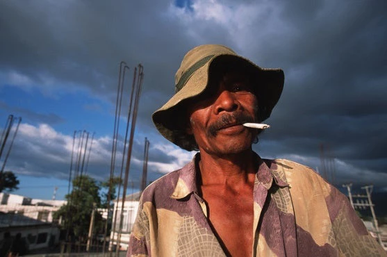 A construction worker takes a break in Timor-Leste. © Alex Baluyut/World Bank 