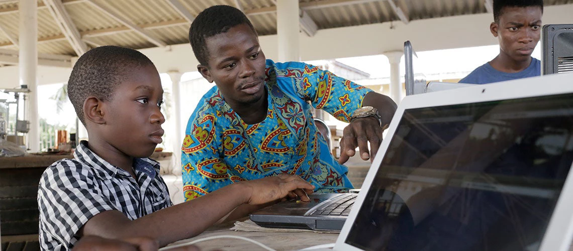 Magasin de tissus et de bijoux à Lomé, au Togo. Depuis le début de la crise, seulement 8,6 % des entreprises utilisent les plateformes numériques pour leurs ventes. Photo: Erick Kaglan/Banque mondiale