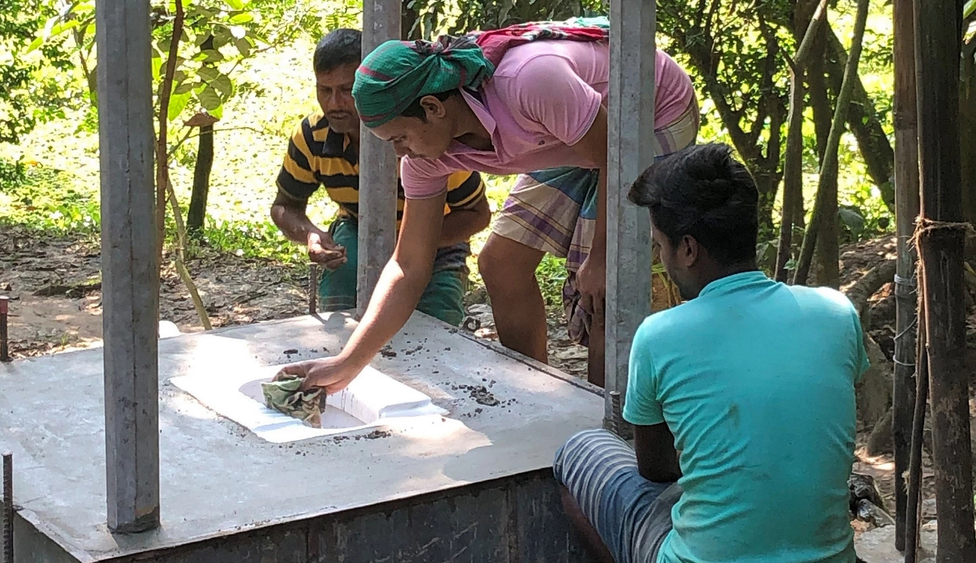 Des hommes fabriquent des toilettes, Bangladesh 2019