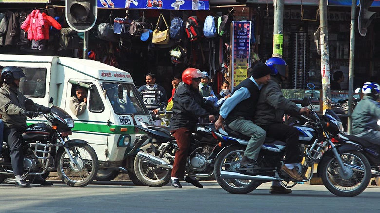 Street traffic in Kathmandu, Nepal. © Simone D. McCourtie/World Bank