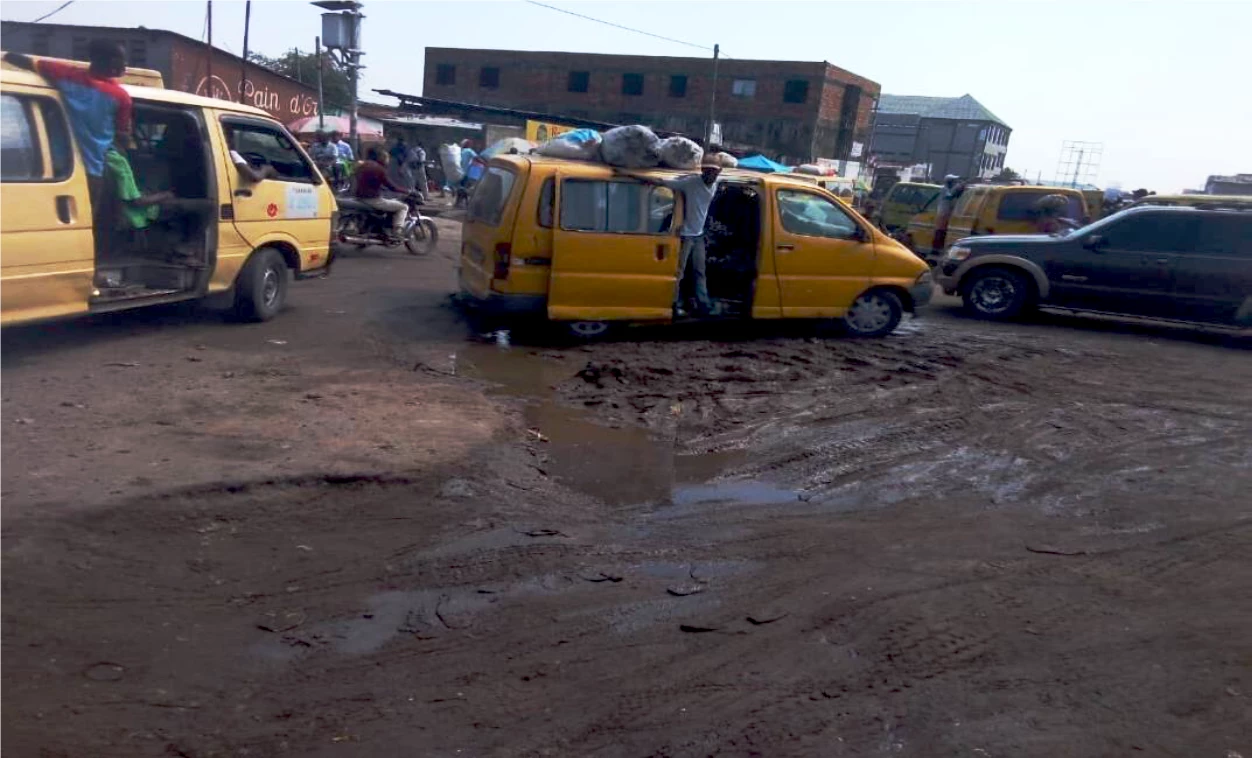 Traffic in Kinshasa, DRC, in the aftermath of a rainy-day episode. Credit @ GoMetro 