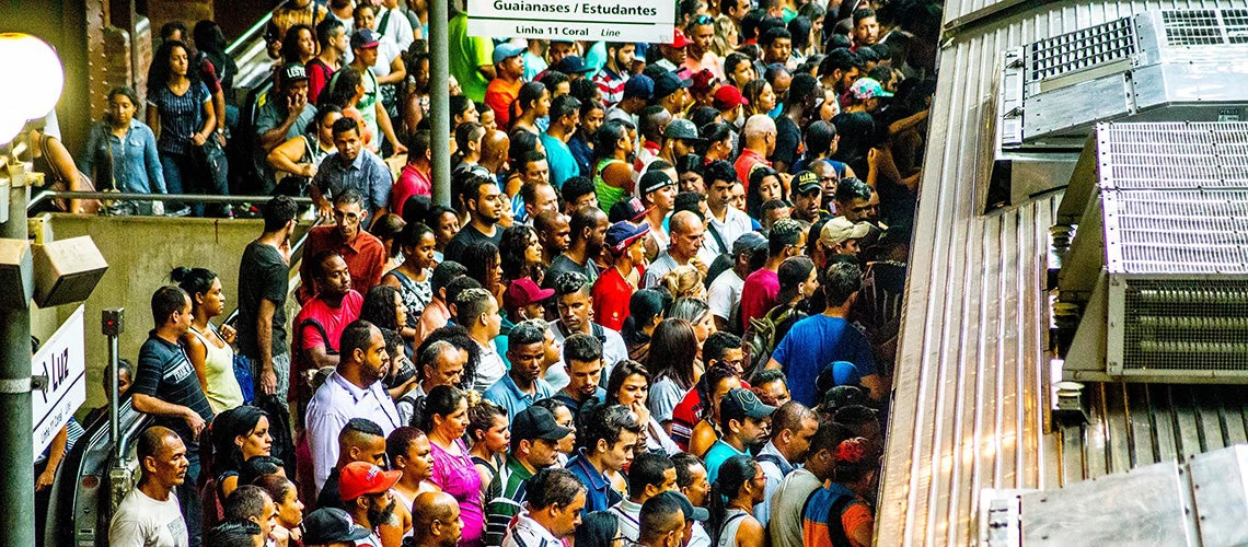 Passengers crowd the light station in São Paulo. | © shutterstock.com