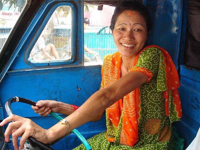 سائقة توك توك في نيبال.