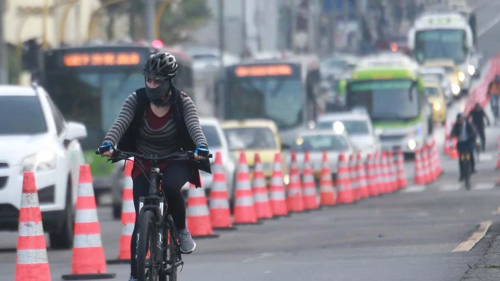 Ciclistas, autobuses y automóviles en Bogotá, Colombia. Fotografía: Secretaría de Movilidad de Bogotá.