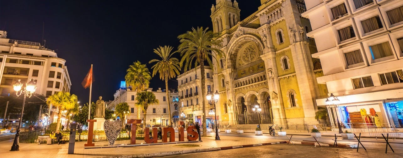 Une place du centre-ville de Tunis à la nuit tombée