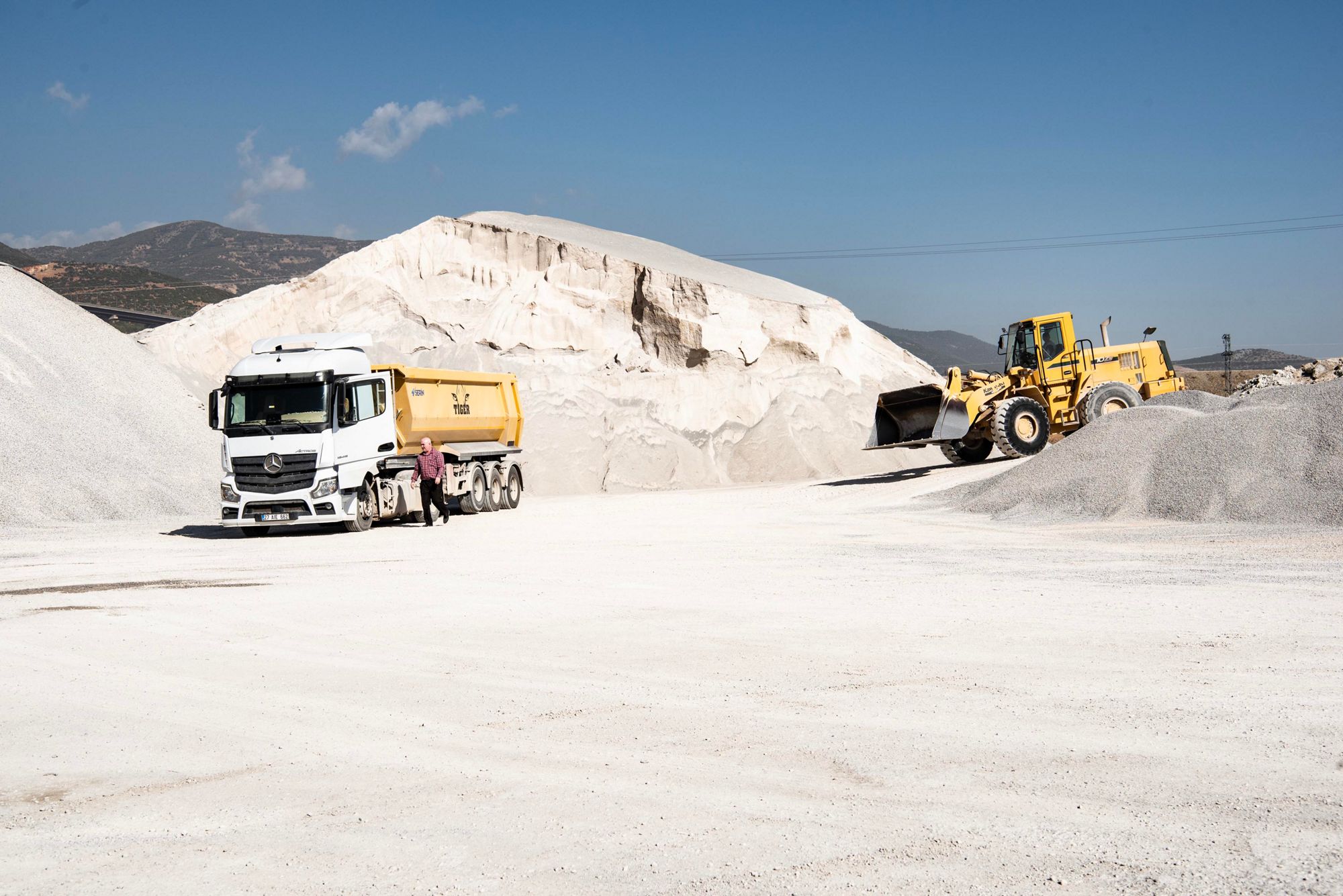 Véhicules transportant des matériaux de construction en Türkiye. Photo : IFC
