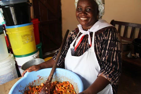 En Tanzanie, Tuzie Mathias Muze prépare ses « pickles » à la mangue.