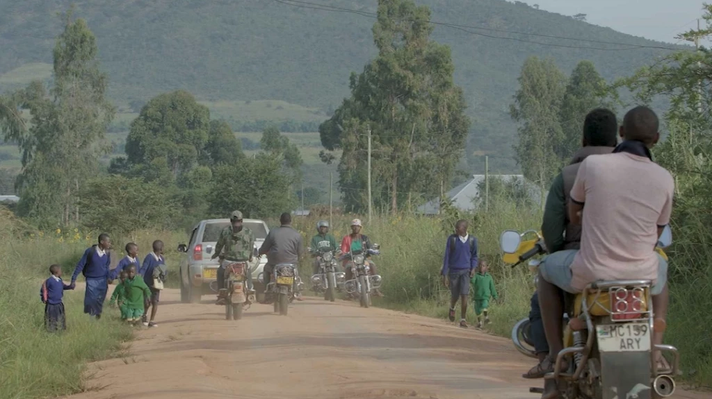 Children walking to school in Wenda, Iringa Rural District, Tanzania. Photo: World Bank