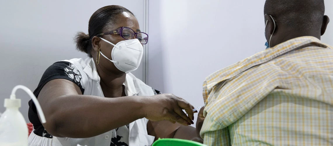 A mass vaccination tent in Abidjan, Cote d?Ivoire.  Photo: Erick Kaglan/World Bank