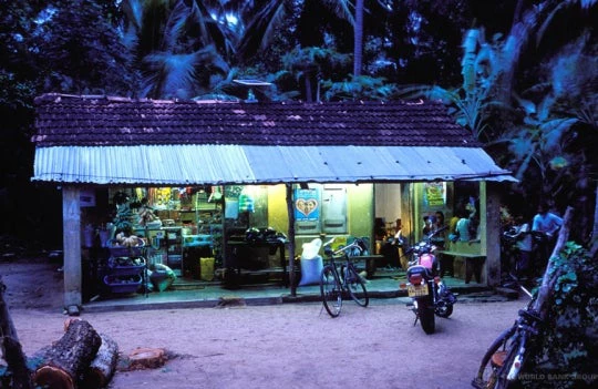 Un commerce au Sri Lanka est éclairé grâce à des panneaux solaires. © Dominic Sansoni/Banque mondiale