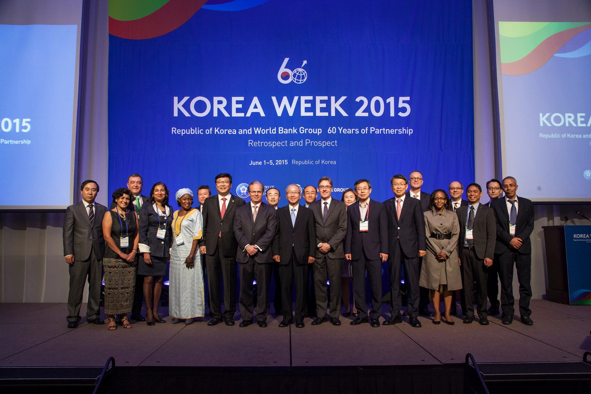 VIP group photo at last week's opening session of Korea Week.  © World Bank