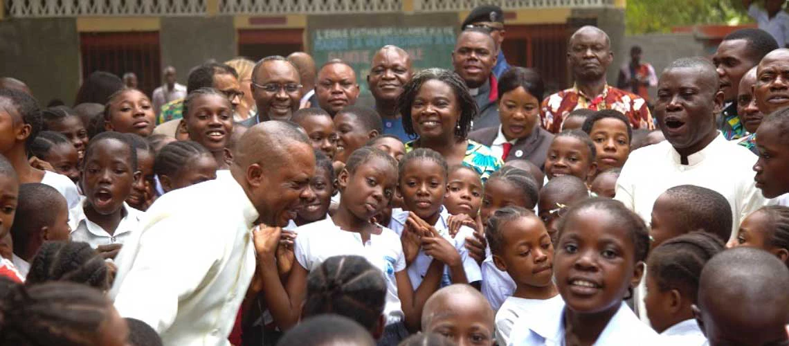 Posing with students and staff at the Ngwanza School in Kinshasa. Photo: Medard Lobota/World Bank