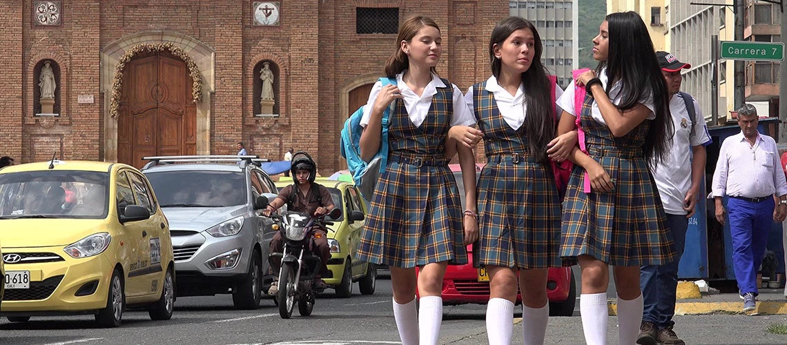 Female students walking near school. | © shutterstock.com