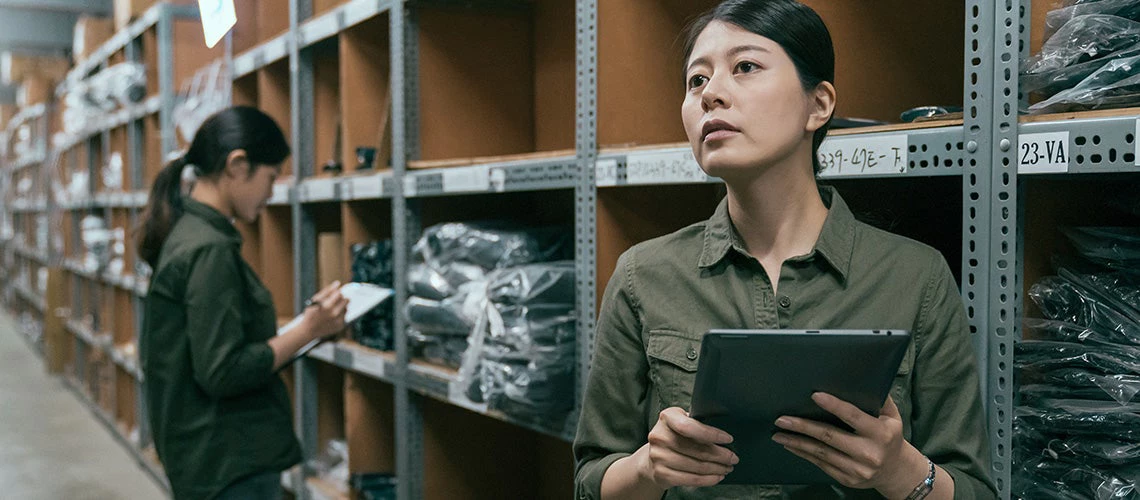 A female warehouse manager using a tablet to check stocks. | © shutterstock.com