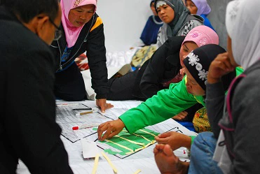 Community meeting discussing reconstruction of village hit by eruption. Yogyakarta, Indonesia. Project: JRF. Photo: Nugroho Nurdikiawan Sunjoyo / World Bank