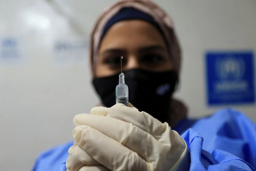 Un médecin tenant une seringue. Photo : Raad Adileh/Banque mondiale
