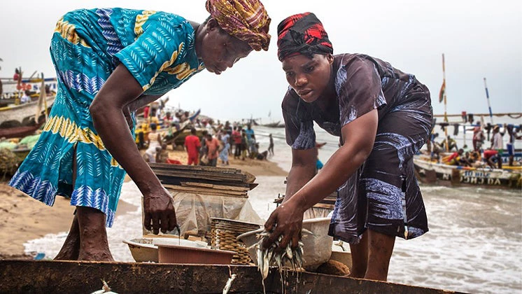 Women fishers in Ghana. (Andrea Borgarello/World Bank - TerrAfrica)