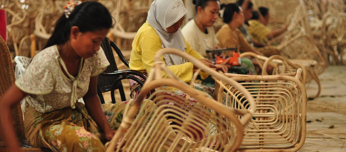 Women making rattan furniture. | © shutterstock.com