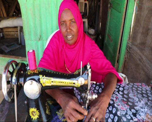 Une femme cousant un masque lavable et réutilisable à Ali Addeh.